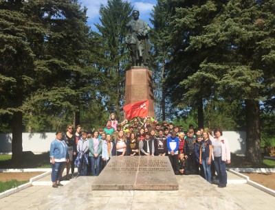 Члены поискового отряда имени М.П. Краснопивцева с учениками 46 школы города Калуги на Зайцевой горе